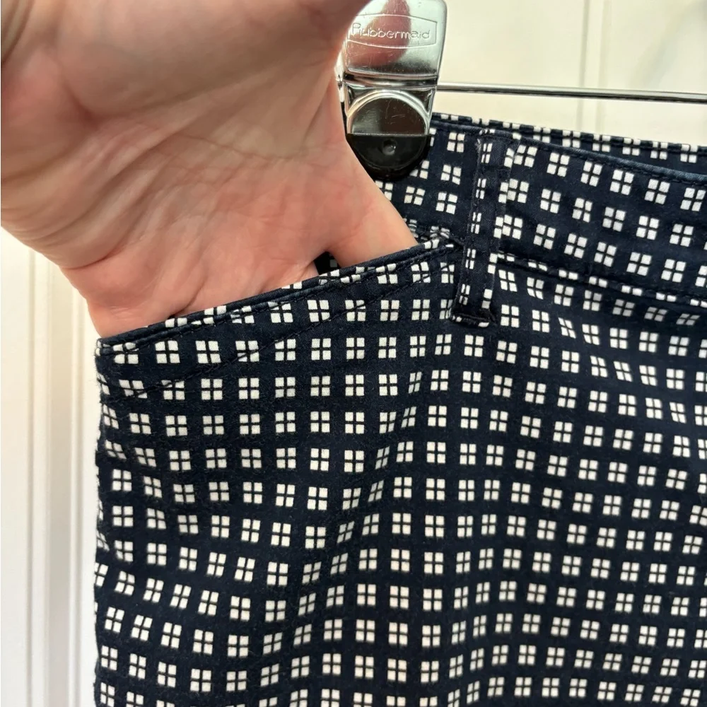 Gloria Vanderbilt khaki unlimited navy/white checkered Capri. Size 14.